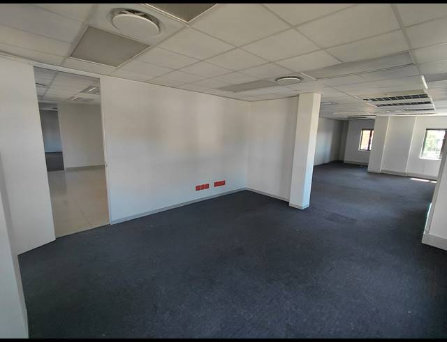 370M² OFFICE TO LET IN LYME PARK